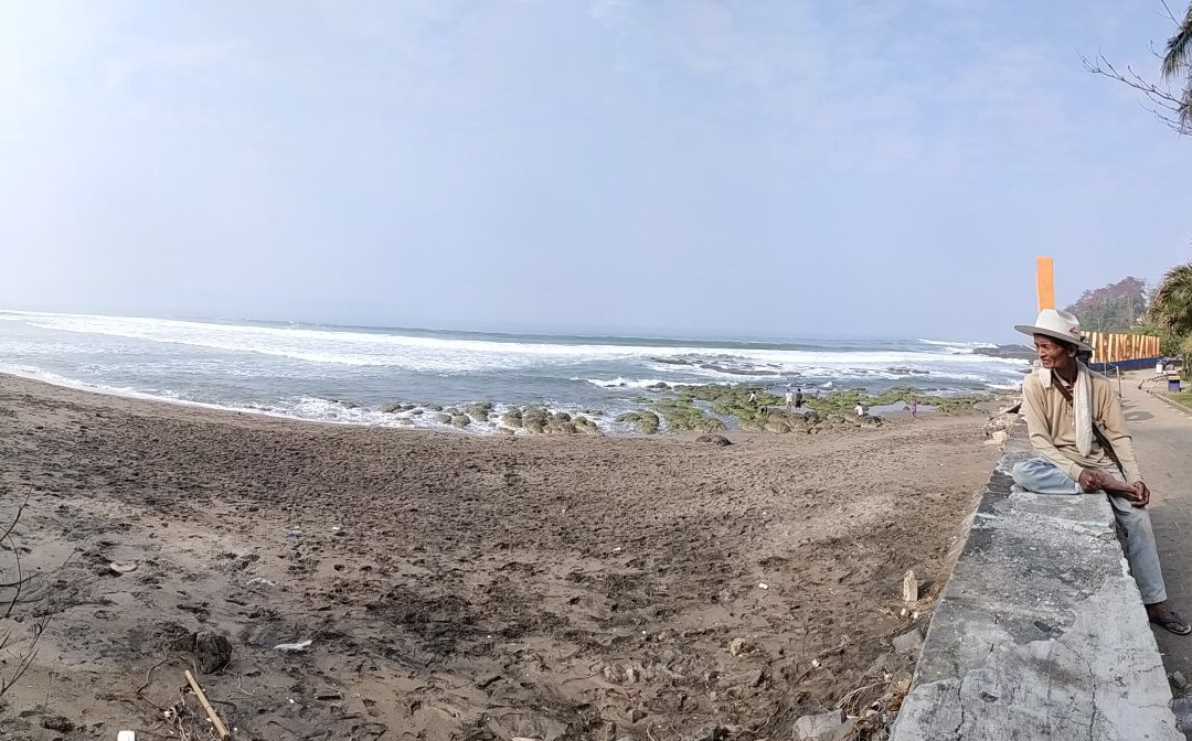 Karang Hawu Beach景点图片