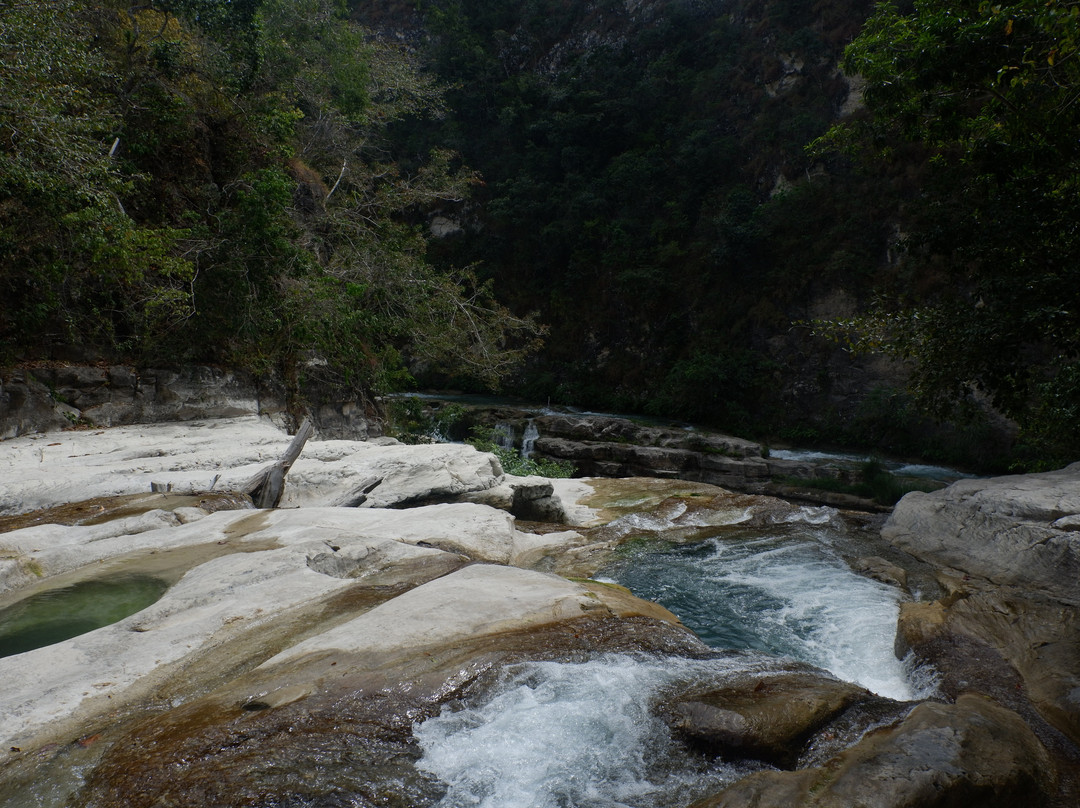 Tanggedu Waterfall景点图片