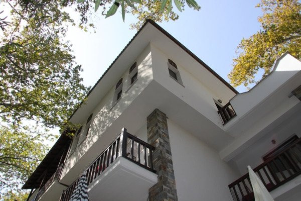 Platanofylla Studios & Apartments