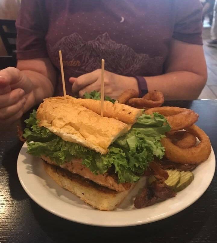 Cornelia餐馆和美食-Bigg Daddys Restaurant and Tavern