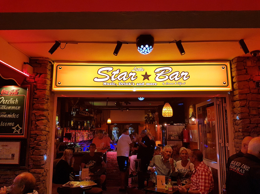 Uga旅游景点-Little Star Bar