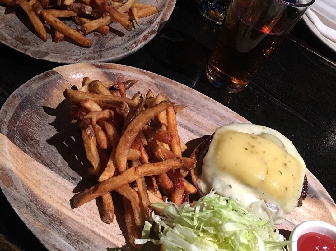 Slainte Bar & Lounge