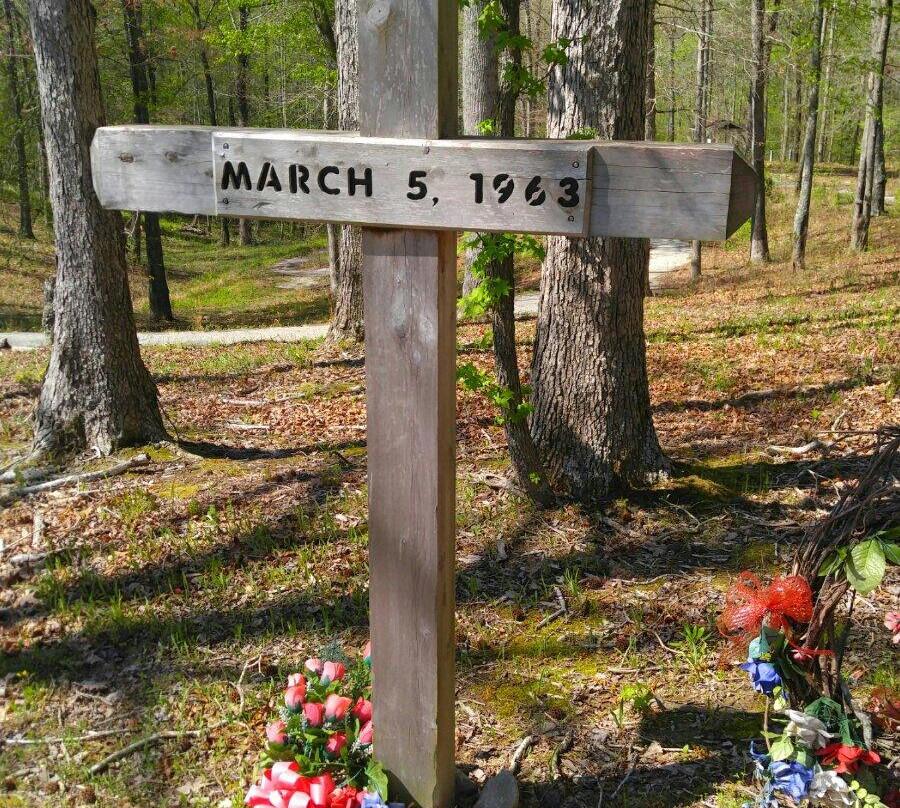 Patsy Cline Plane Crash Memorial-Camden必去景点