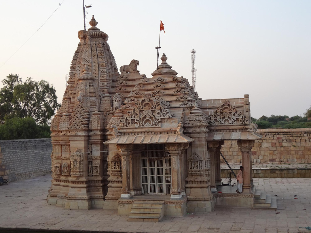Trineteshwar Temple景点图片