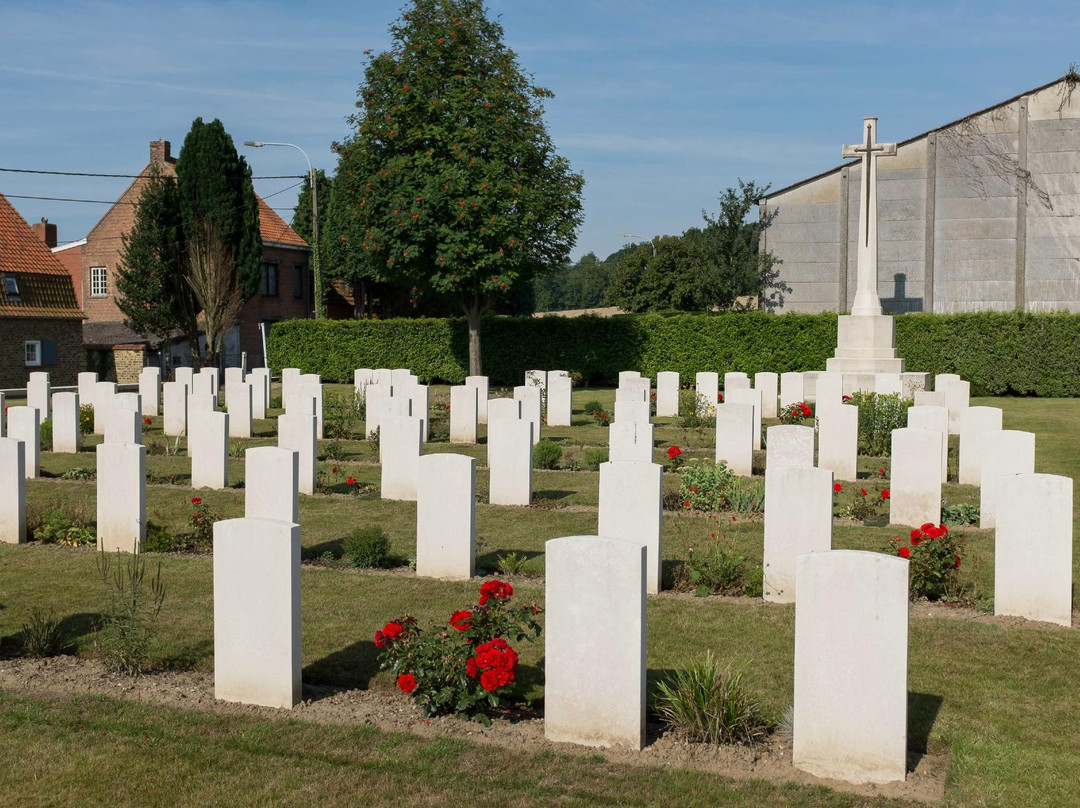 Lindenhoek Chalet Military Cemetery景点图片