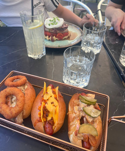 Champagne For Breakfast餐厅图片