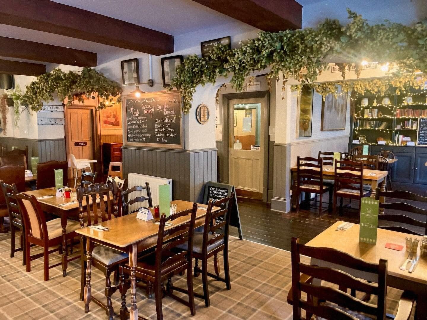 Crown & Crossed Swords-餐饮