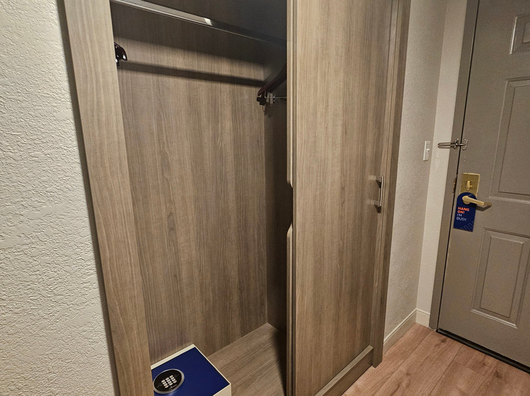 可可海滩智选假日套房酒店主图