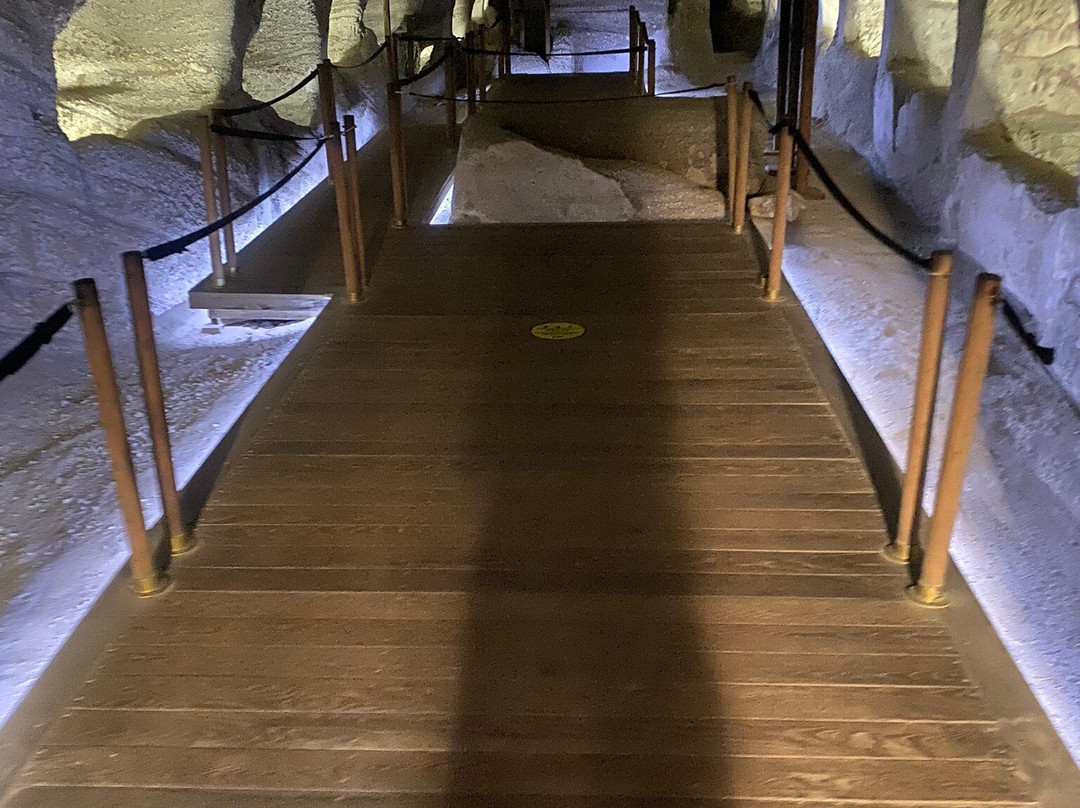 Catacombs of Milos-Tripiti必去景点