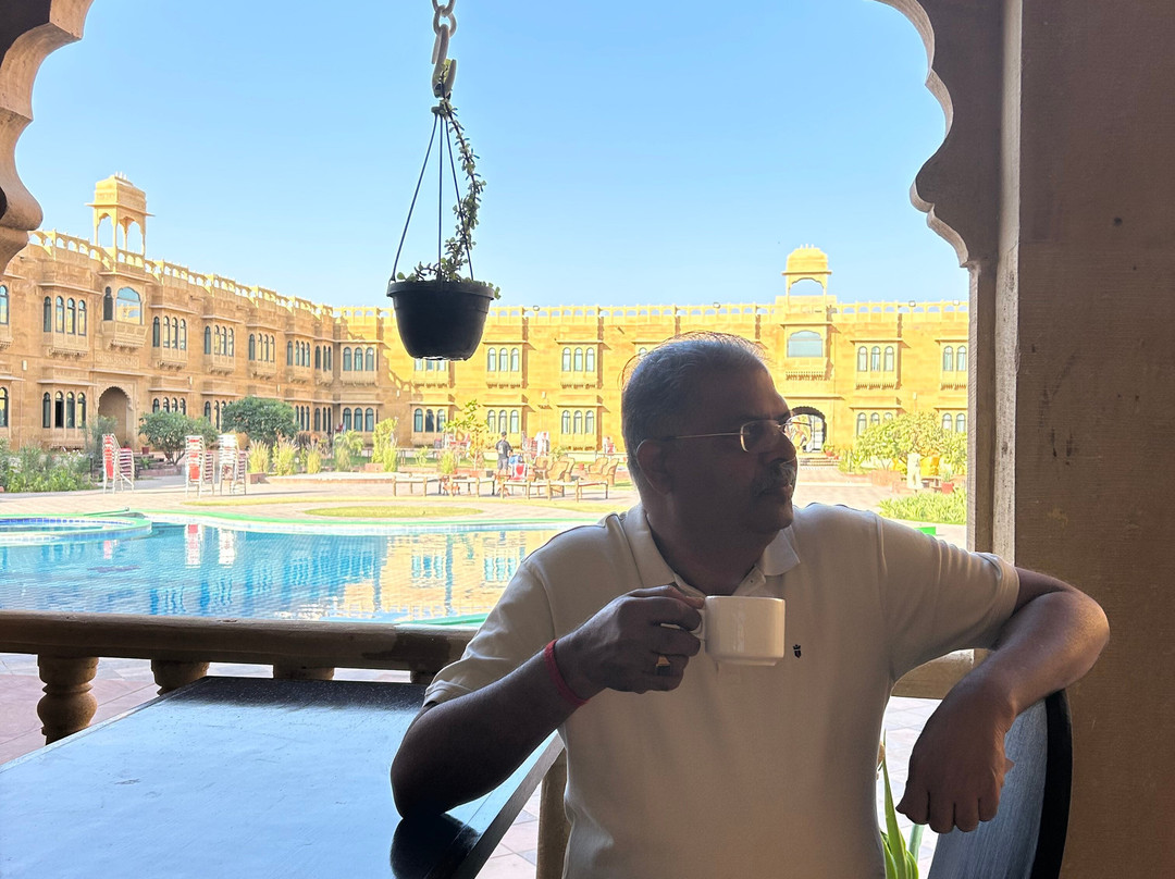 郁金香沙漠酒店主图