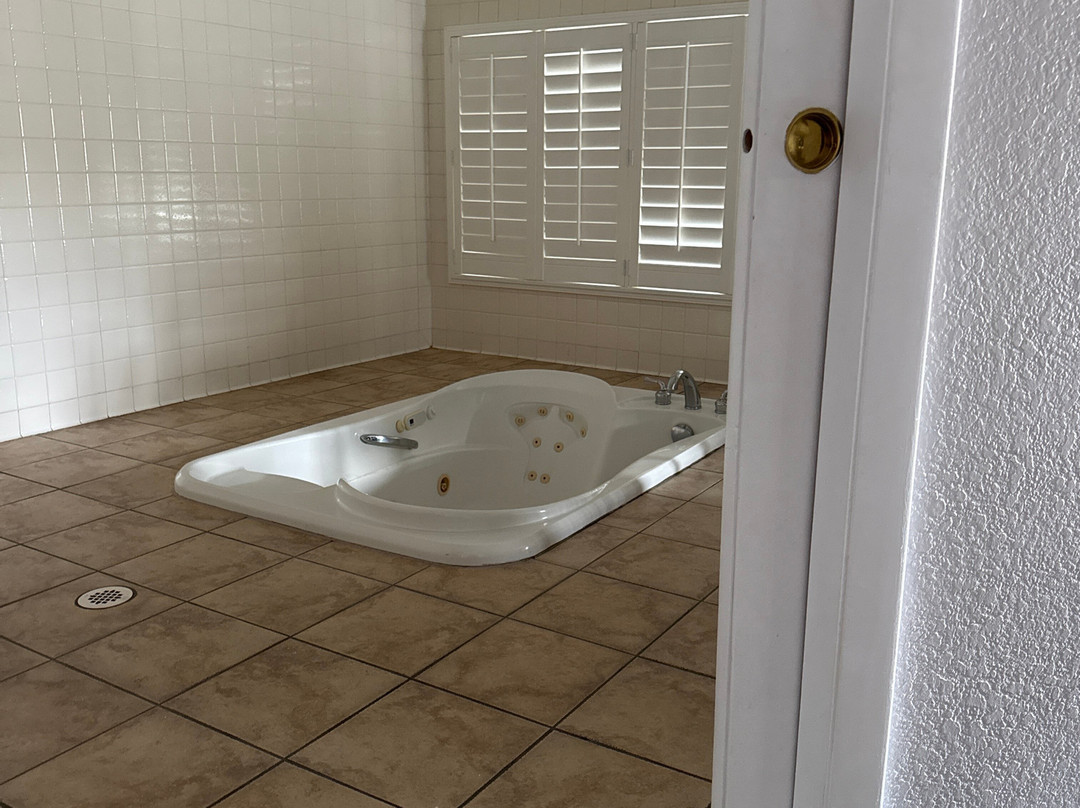 Ramada by Wyndham Ely主图