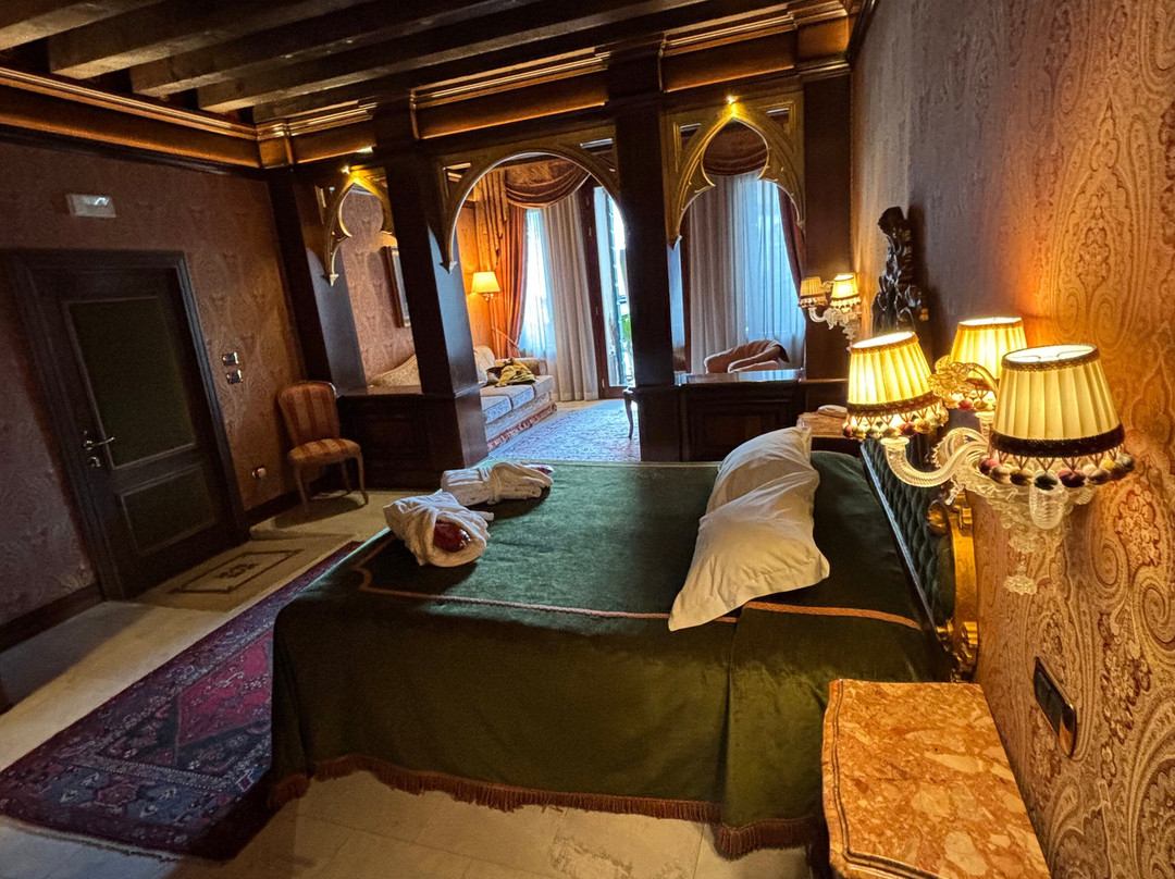 阿尔蓬特默西尼果酒店主图