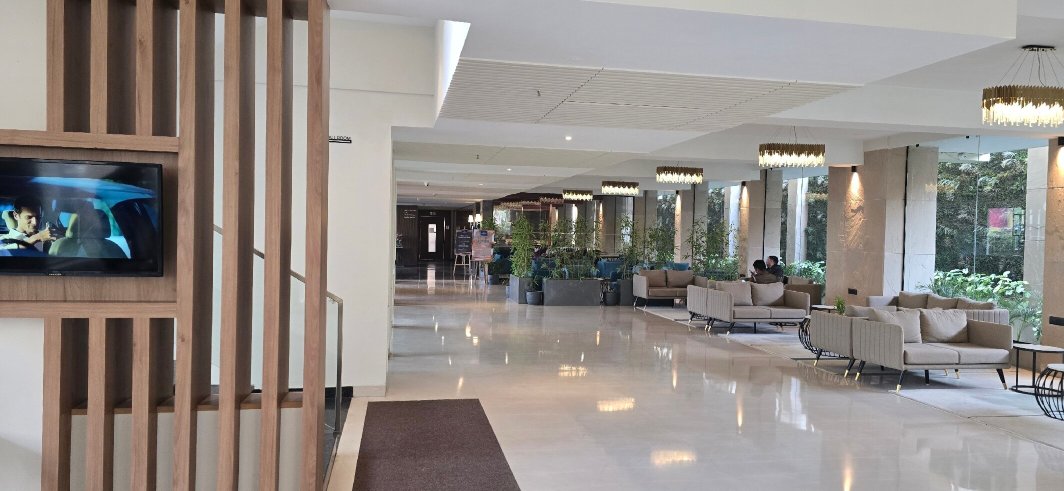 Royale Sarovar Portico-官方