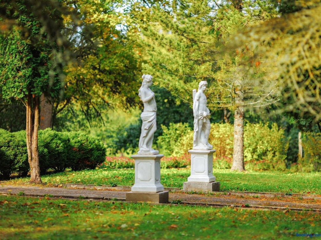 Apple Manor & Garden Complex