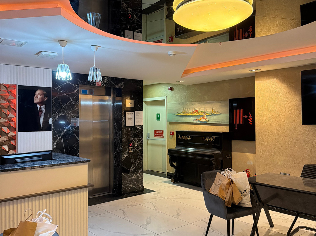 梅斯皇家酒店主图