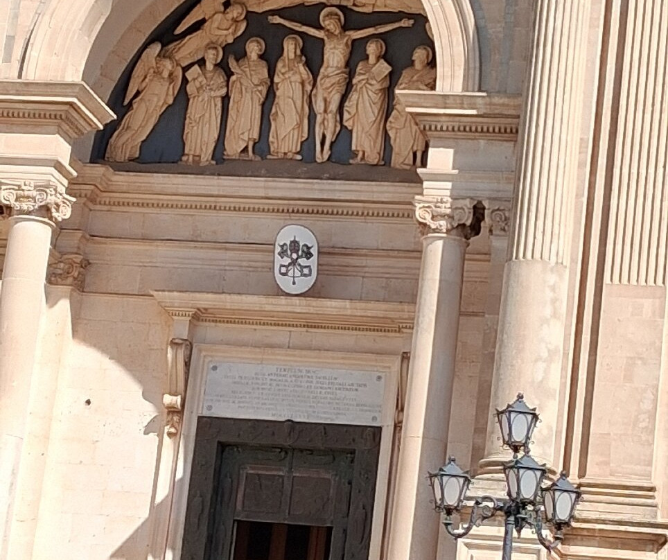Parrocchia Santuario  Basilica S.S. Cosma E Damiano-阿尔贝罗贝洛必去景点