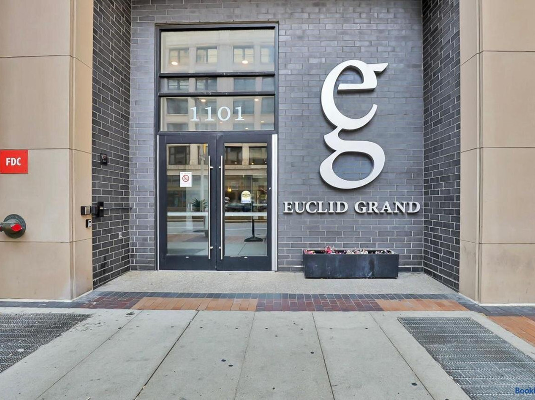 Luxury lofts, Downtown, Playhouse Sq, Near Stadium and Arena, Fire Pit, Rooftop deck, BBQ, Parking -fcfs, Close to EVERYTHIHNG!