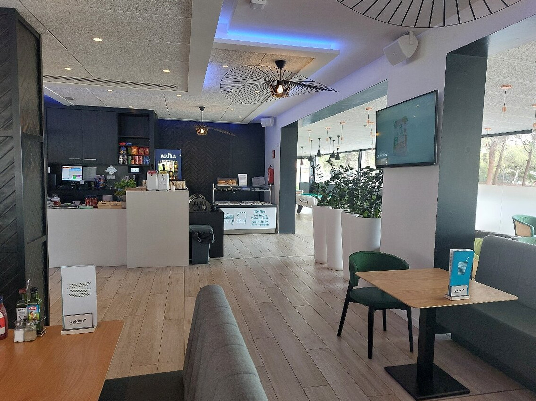 萨鲁港水疗黄金酒店主图