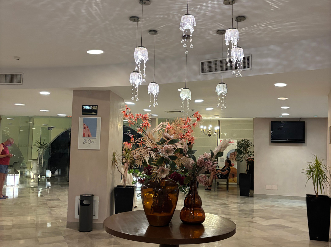 麦迪普里玛索尔酒店主图