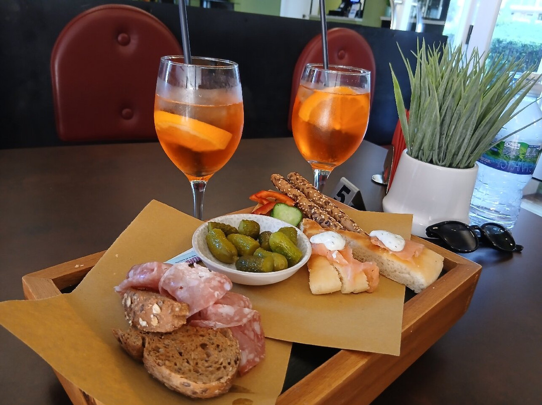 Garda Cafe Lounge Bar