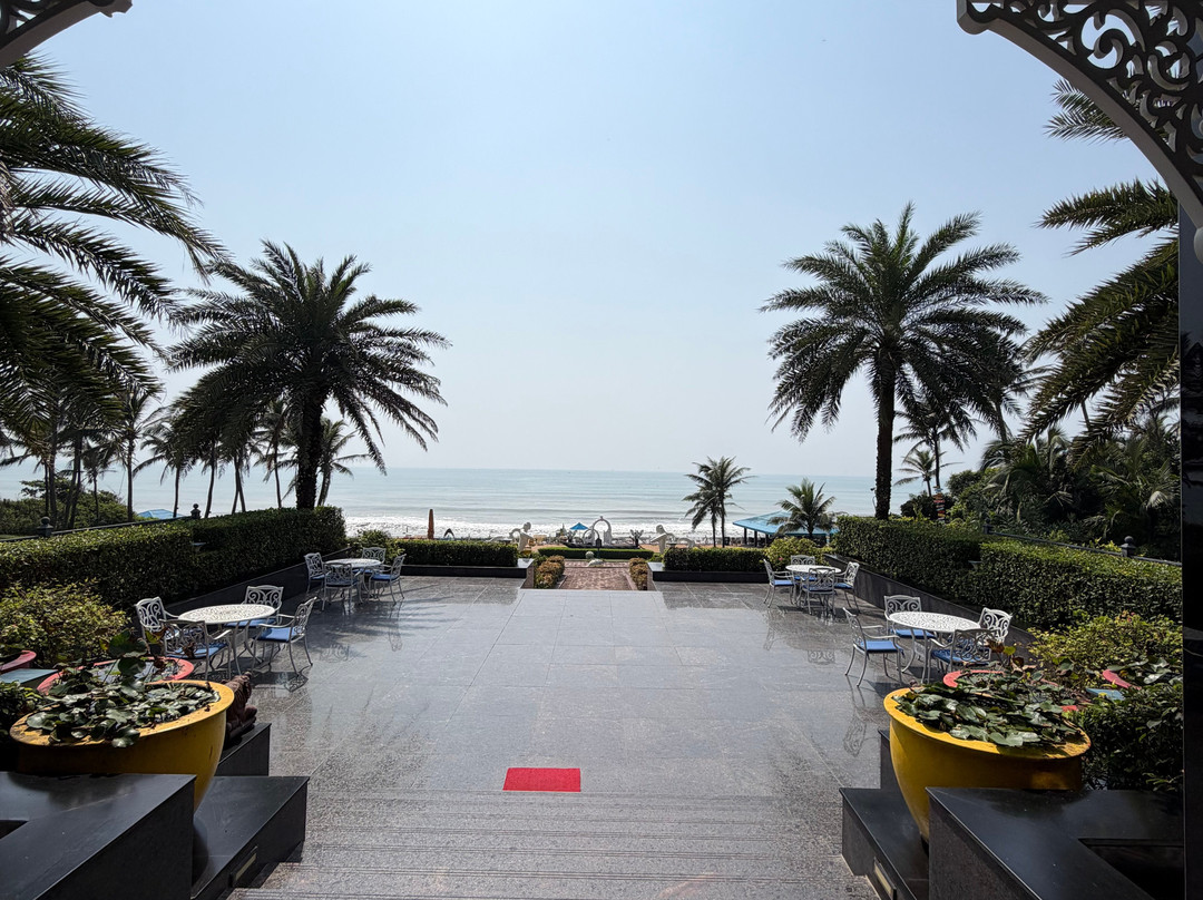 Mayfair Palm Beach Resort主图