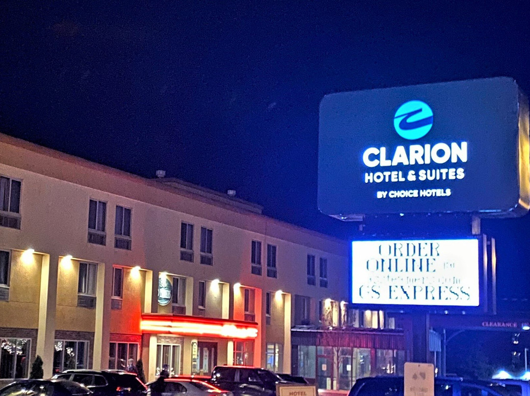 Clarion Hotel & Suites Riverfront主图