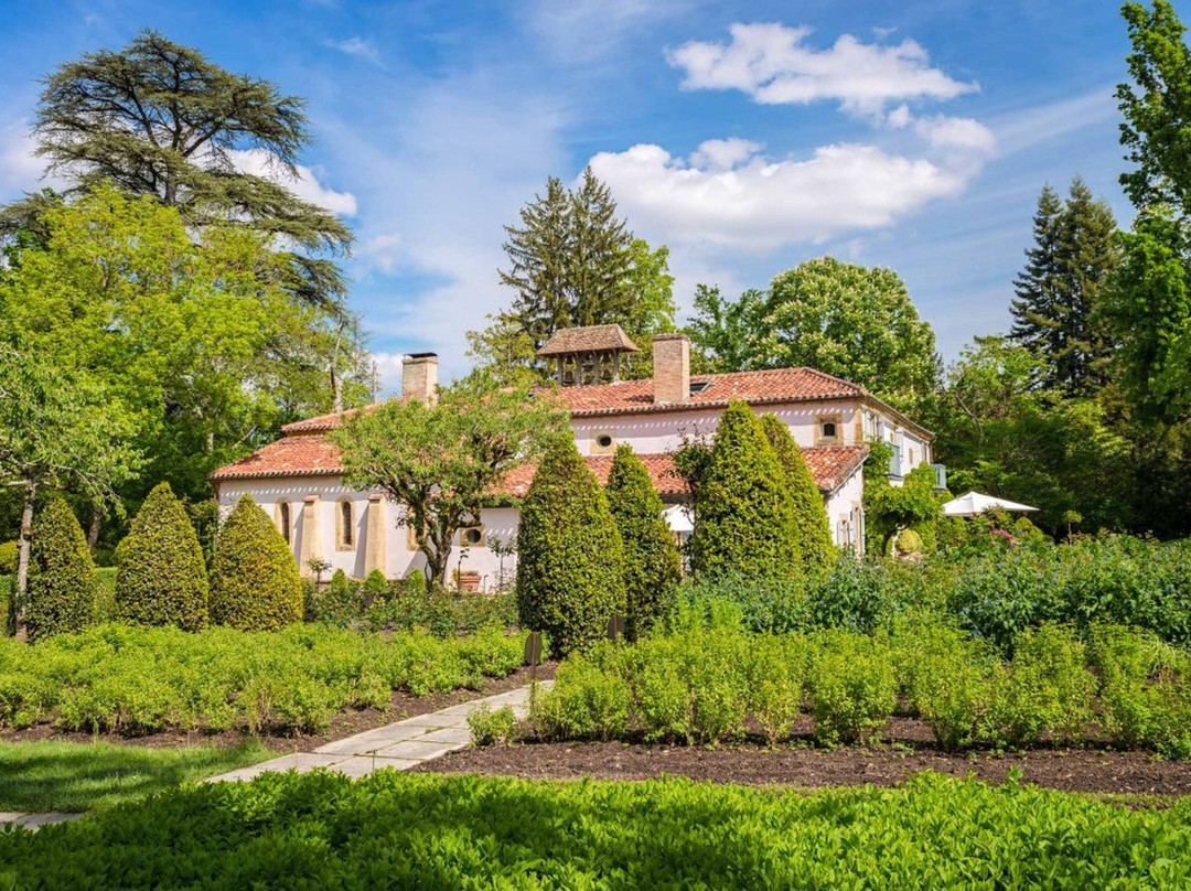 厄热涅草坪酒店主图