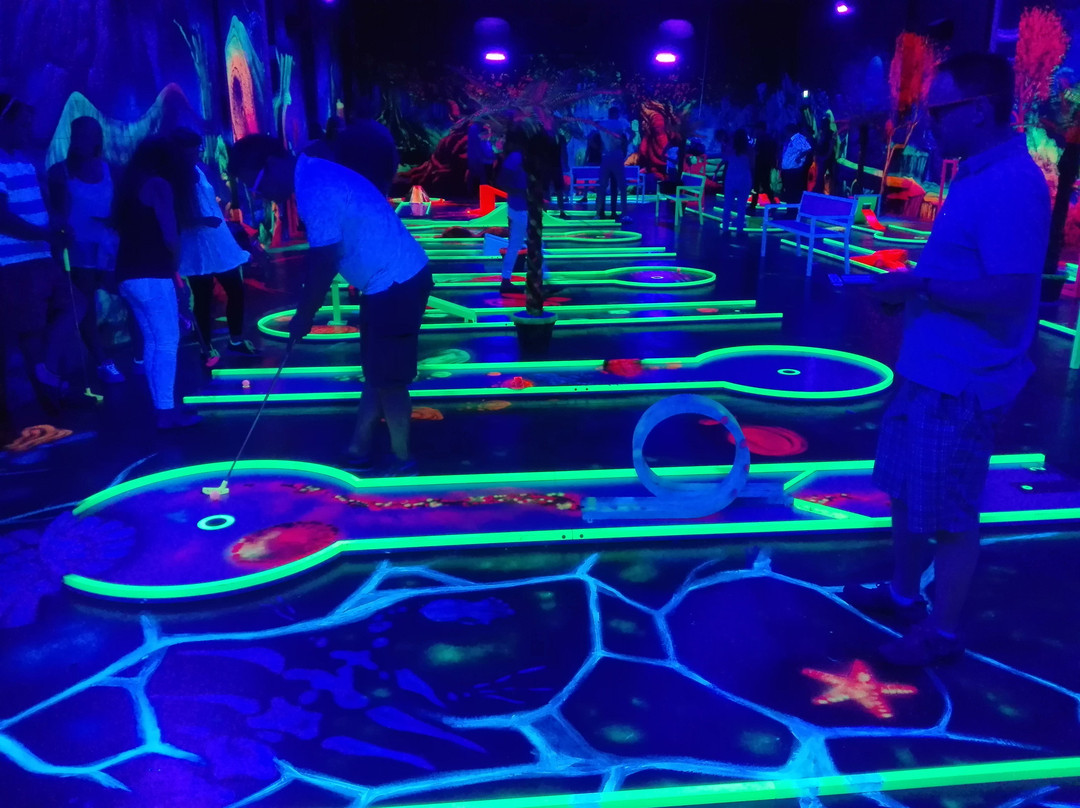 Glowzone 3D Schwarzlicht Minigolf Bielefeld-比勒费尔德必去景点
