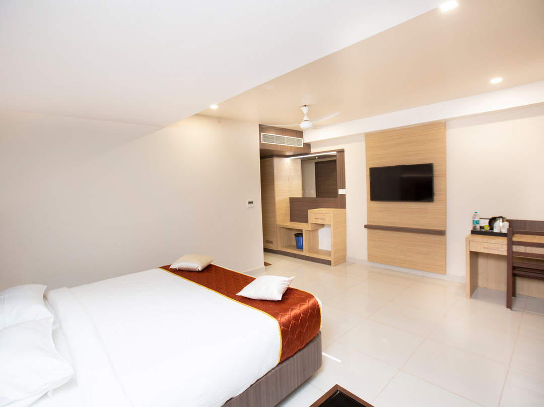 Lee Benz-Ark Hotel
