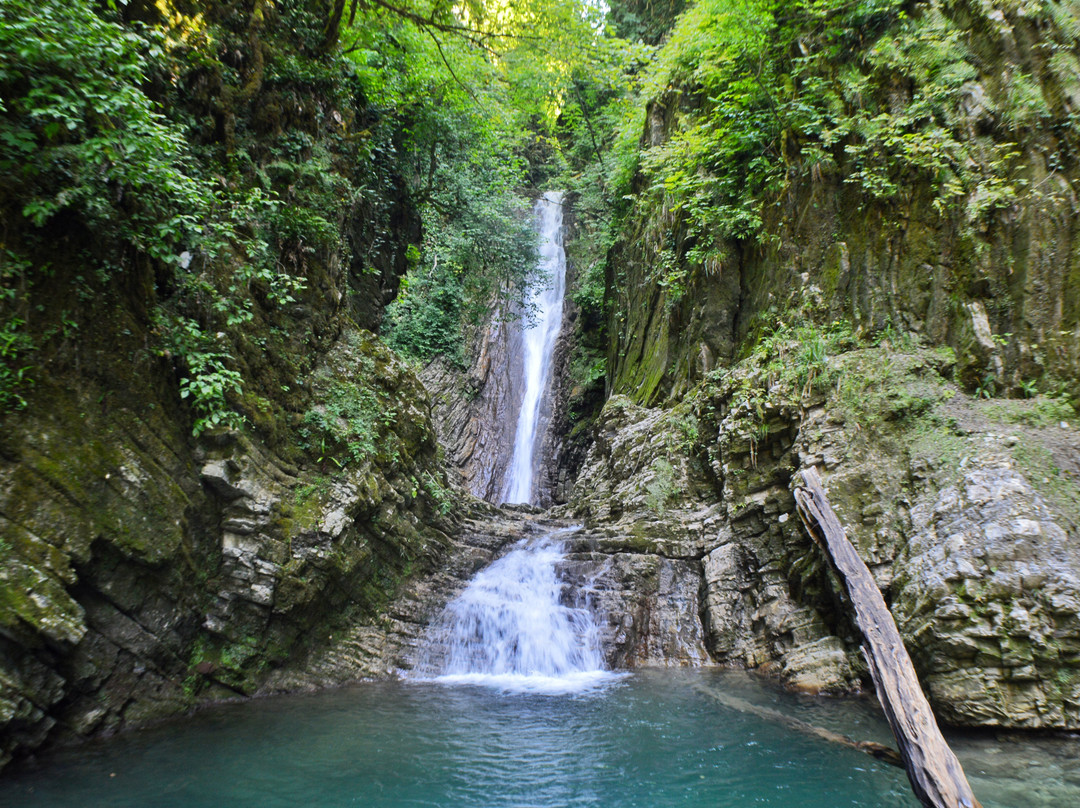 Bzogu Waterfall景点图片