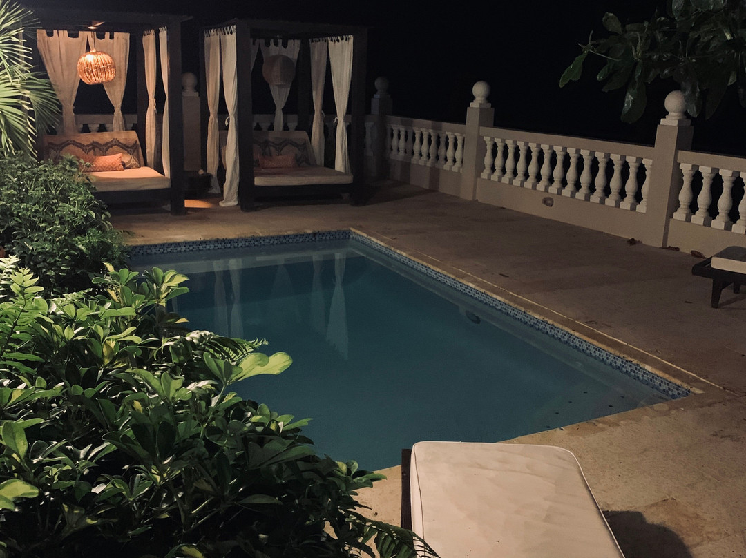 Tres Sirenas Beach Inn主图