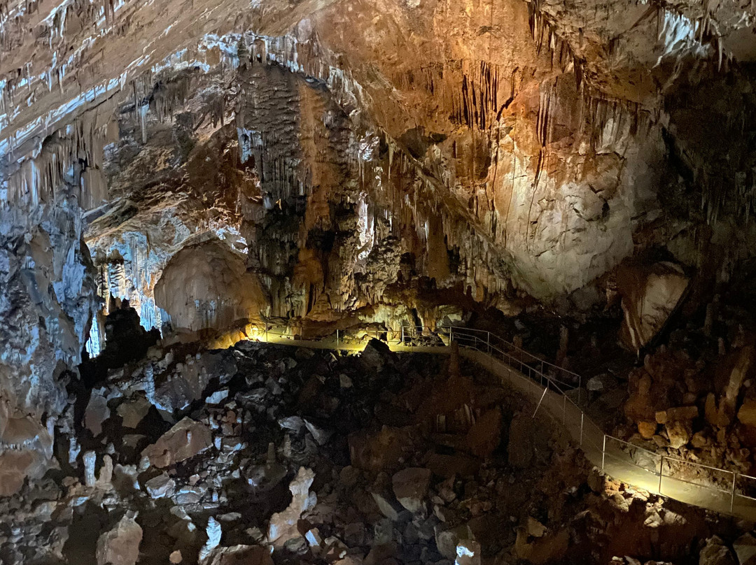 Manita peć cave景点图片