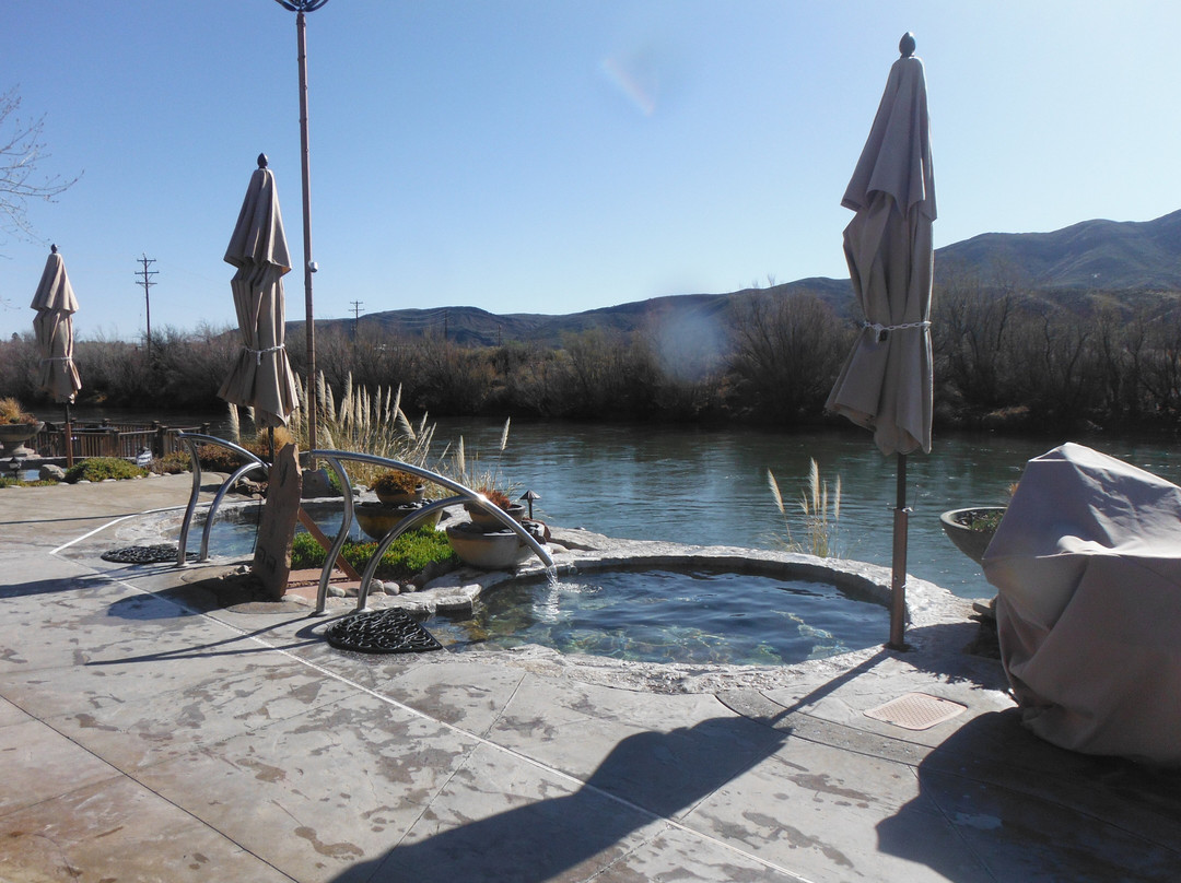 Riverbend Hot Springs主图