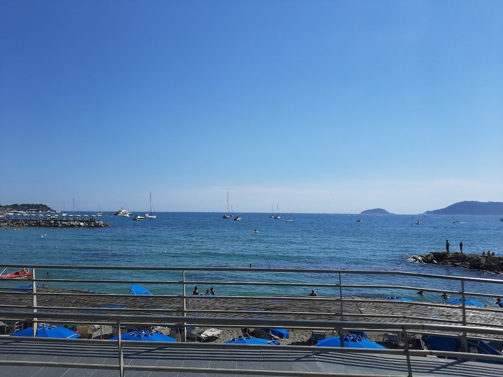 Spiaggia Di San Terenzo景点图片
