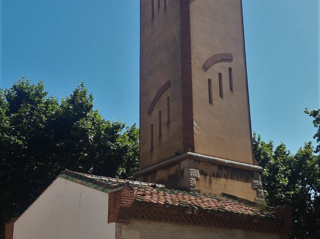 Biblioteca Antoni Comas-马塔罗必去景点