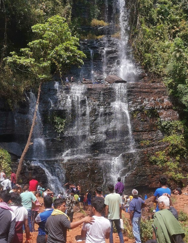 Jhari Waterfalls景点图片