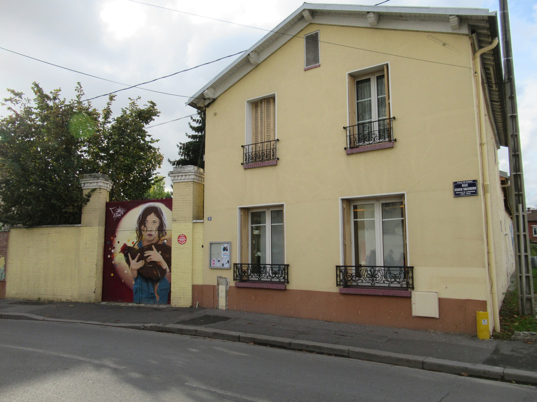 Fresque "La petite fille et la poule"景点图片