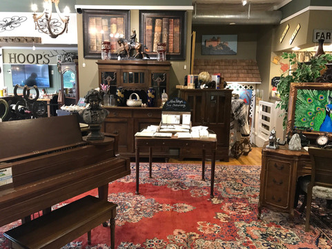 Lynn旅游景点-HOOP's Antiques & Vintage Collectibles