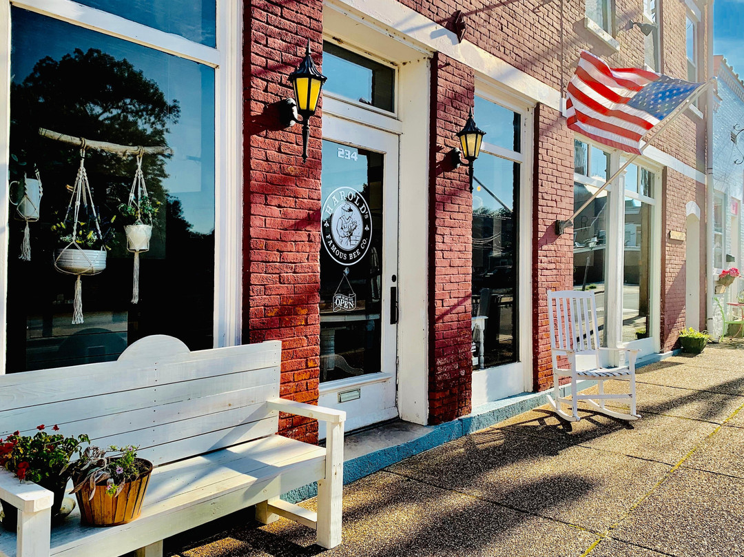 Harold's Famous Bee Co. + Honey Bar-Sainte Genevieve必去景点