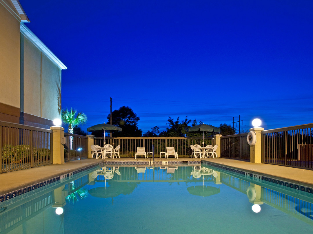 米尔顿快捷假日酒店主图