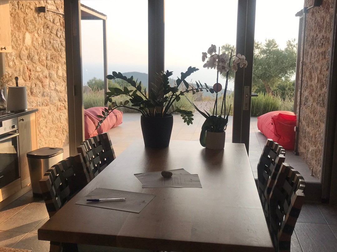 Zen Rocks Mani Retreat主图