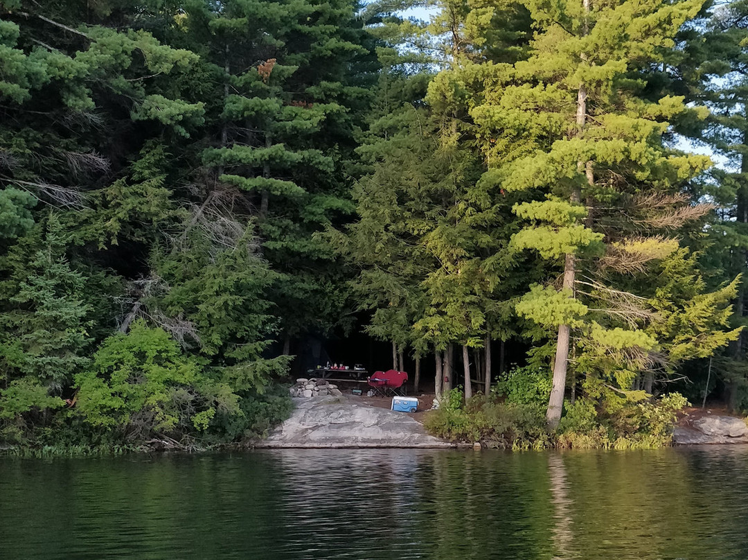 MacDonald Lake景点图片