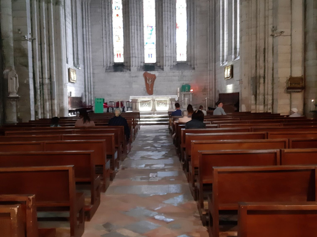 Abbatiale Saint-Pierre-Brantome en Perigord City必去景点