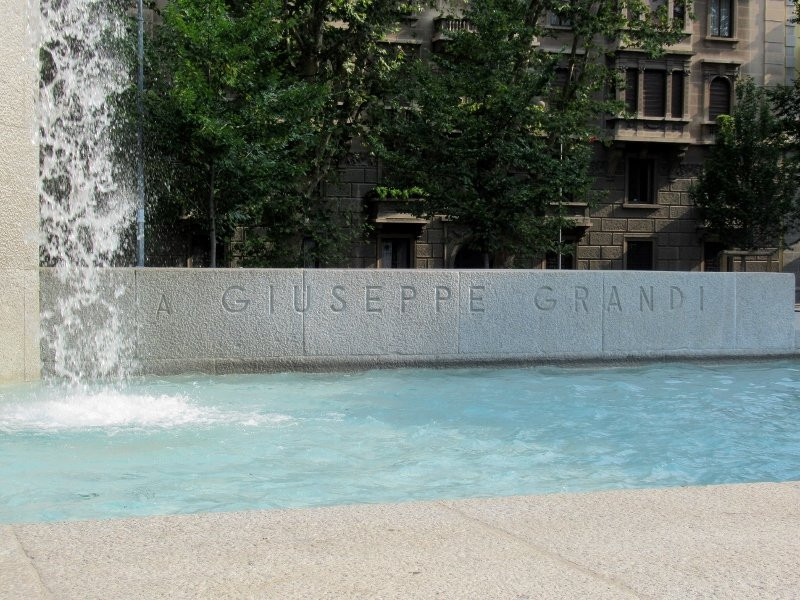 Fontana Monumento a Giuseppe Grandi景点图片