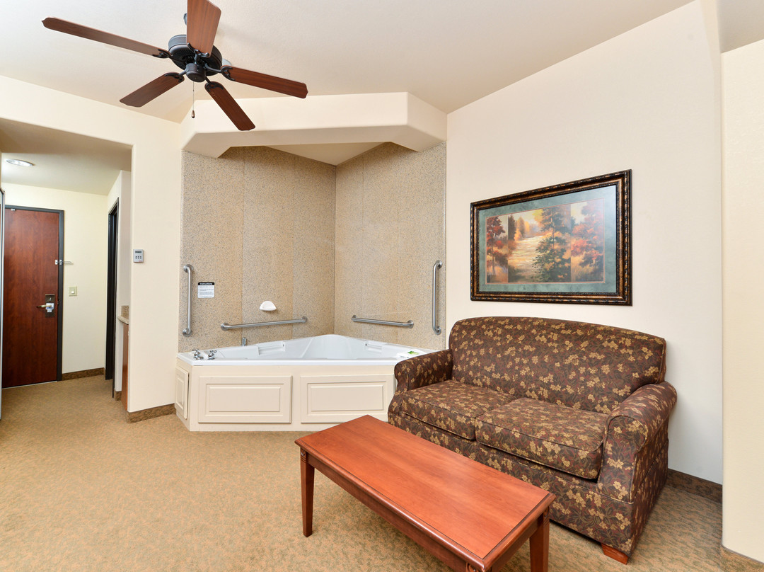 拉斯克鲁塞斯快捷假日&套房酒店主图