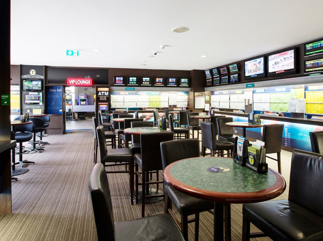 Nightcap at High Flyer Hotel主图