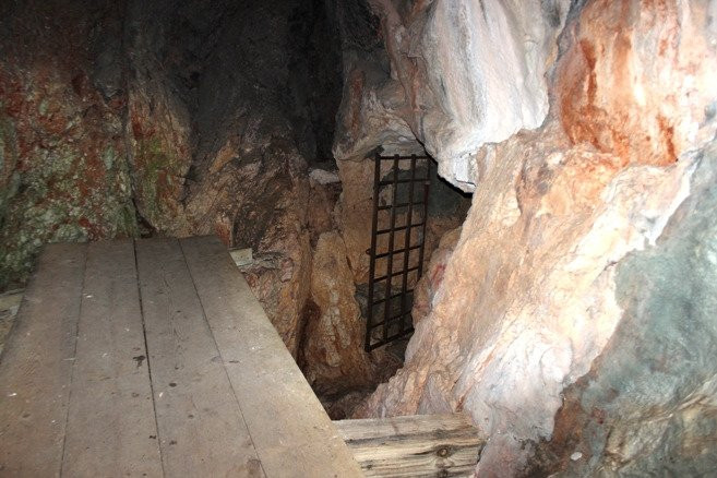 Tito`s Cave景点图片