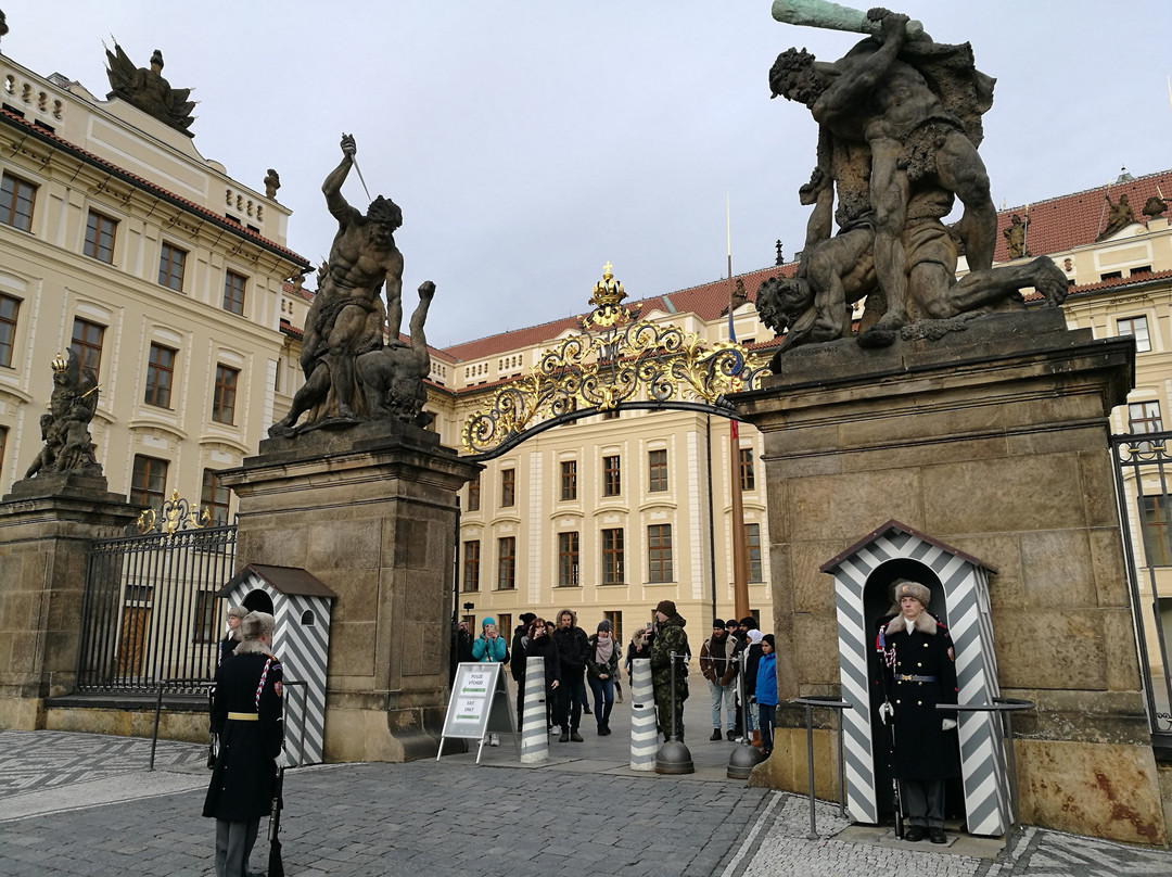 色温兹多红椅酒店主图