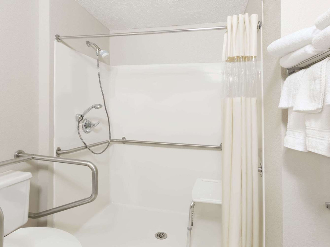 Days Inn and Suites by Wyndham Des Moines Airport主图