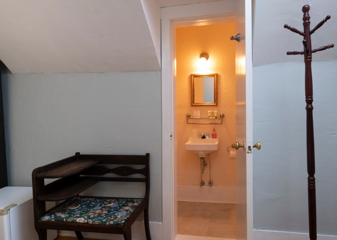 The Karass Inn主图